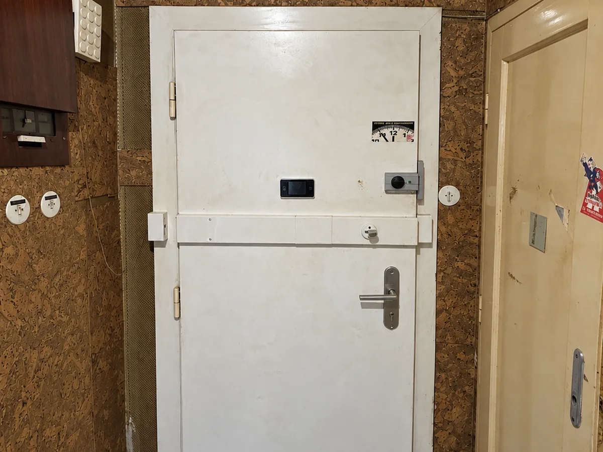 Der alte Eingangsbereich mit Wohnungstür und Fliesen