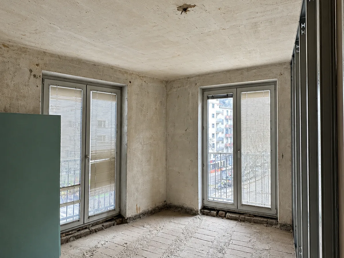 Derselbe Raum im Rohbau, Estrich und Waende noch offen